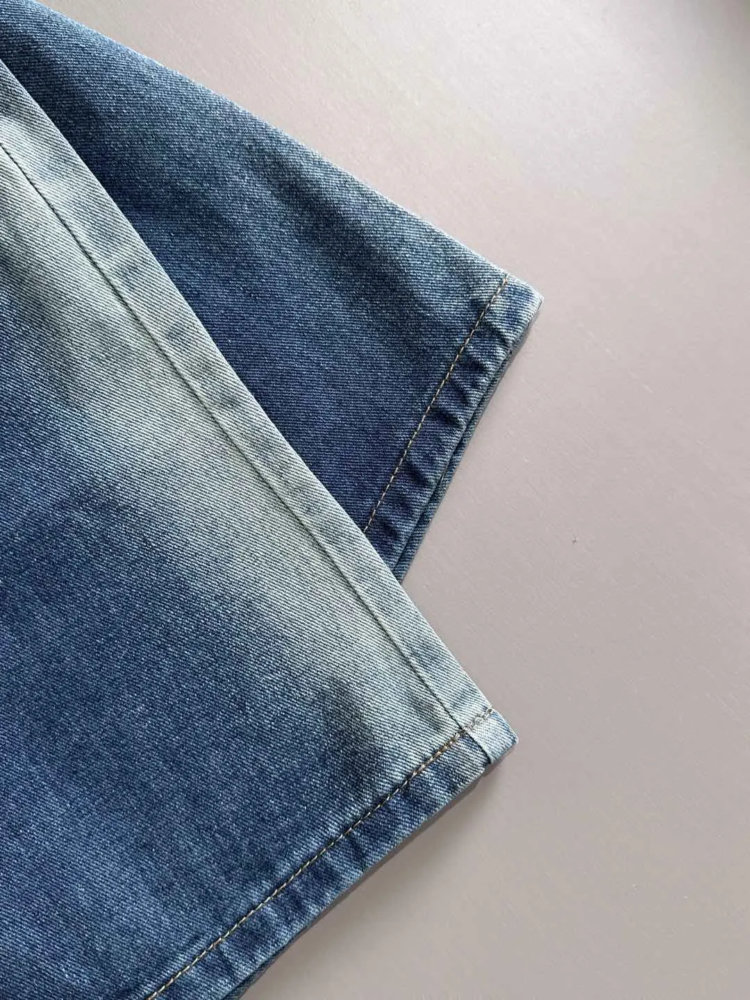 🅿️330 Stone Island 2025 new summer jeans and denim shorts are woven from imported Japanese Denim plain cotton denim fabrics. They are complete with three standards. The top stonewashing process makes the texture reach the old taste of the 1980s. It is soft, delicate, comfortable and breathable. The color has a modern and fashionable vicissitudes. The upper body is versatile and fashionable! Light luxury, a must-have item for daily commuting! Size: S-2XL (please state your height and weight when placing an order)